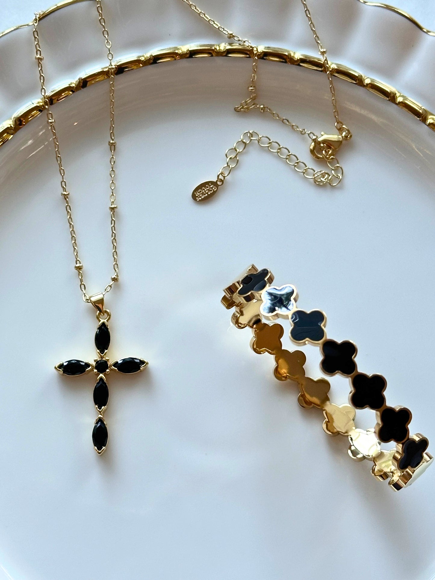 Timeless Clover Bangle Black