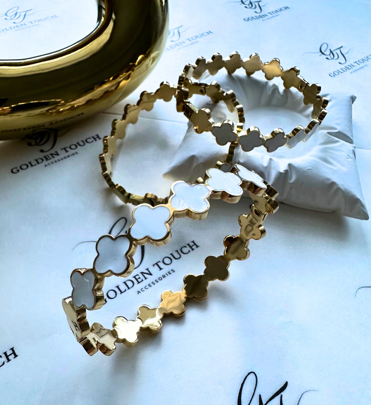 Timeless Clover Bangle White